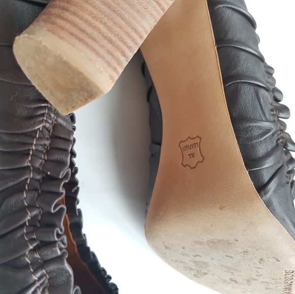 BCBG MAX AZRIA brown frilled pump - Picture 2 of 6